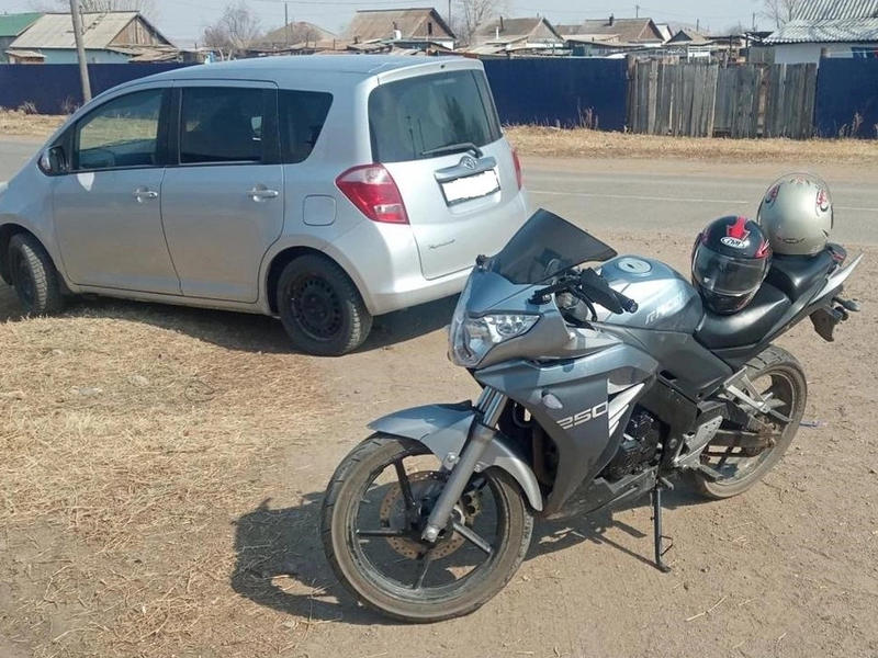 Мотоциклист врезался в два автомобиля в Чите
