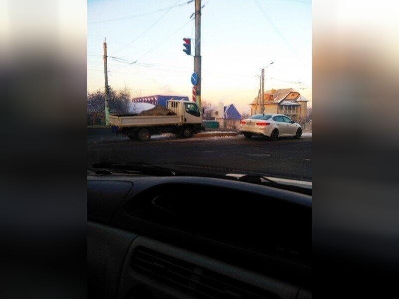 Грузовик в Чите врезался в электроопору по улице Кирова – есть пострадавший