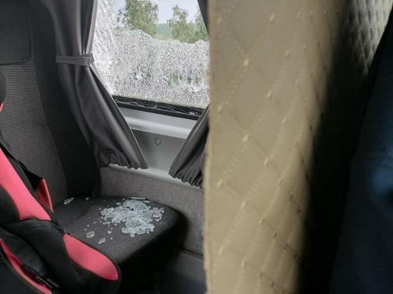 Камень из под-колеса автомобиля пробил окно маршрутки - там сидела девочка