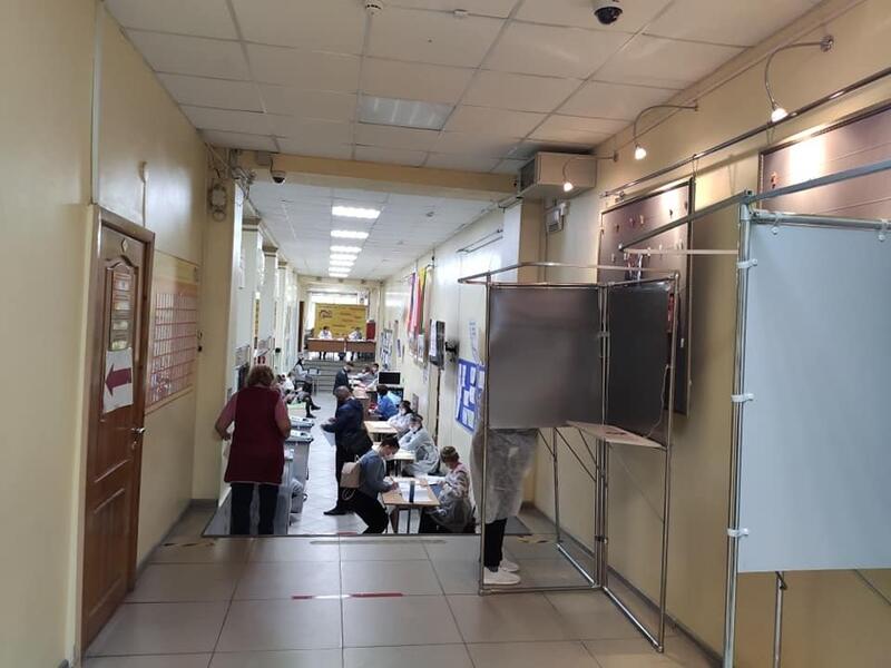 В Чите на избирательном участке кабинки для голосования развернули не той стороной