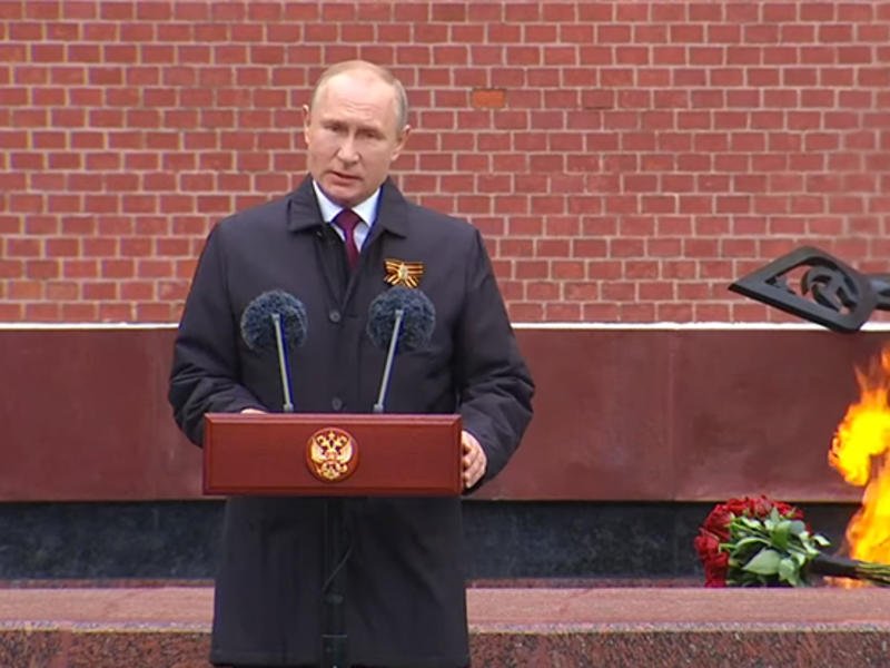 Путин поздравил россиян с Днем Победы и пообещал торжественно отметить праздник