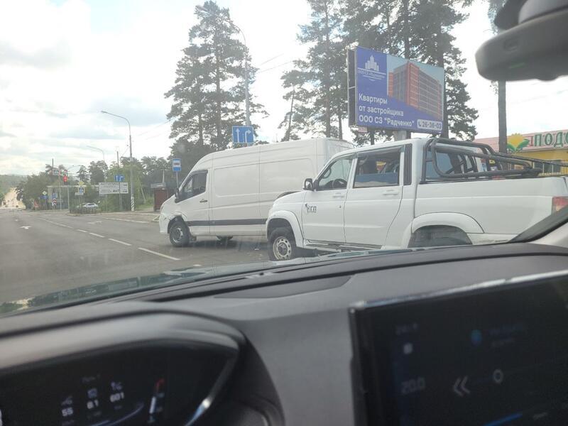 Пикап и микроавтобус столкнулись на Агинском тракте