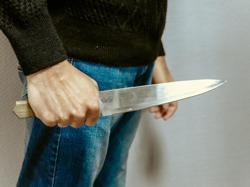 Налётчик с ножом ограбил магазин в Могоче