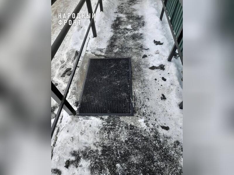 В Чите подрядчик вместо ремонта пандуса приклеил коврик для обуви