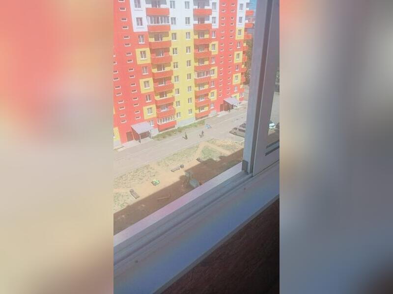 Жители КСК пожаловались на лежащий во дворе труп мужчины (18+)