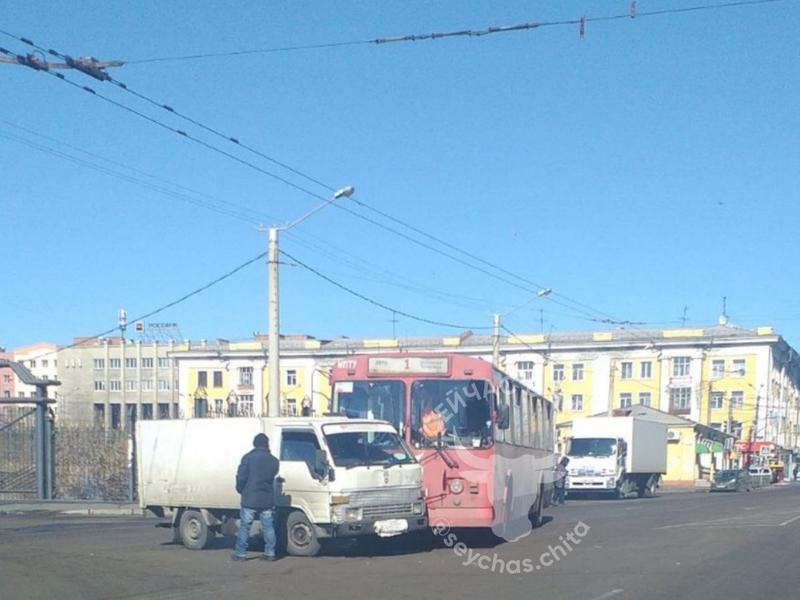 Троллейбус и грузовик столкнулись на вокзале в Чите