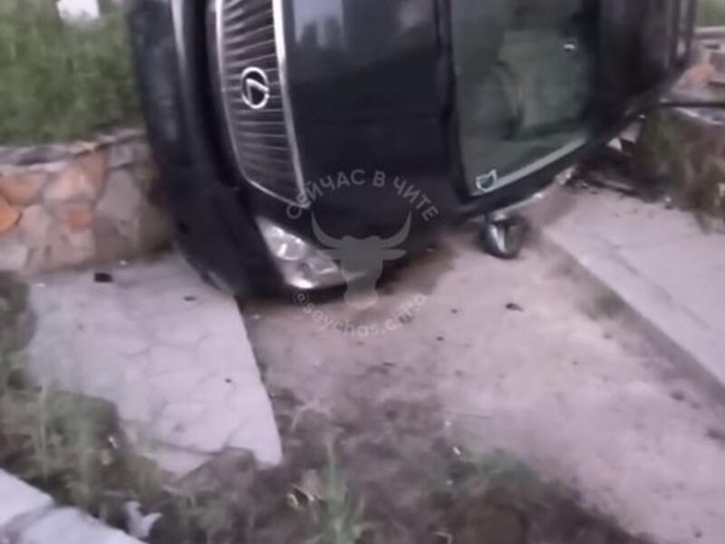 Пьяный водитель иномарки перевернулся в центре Читы