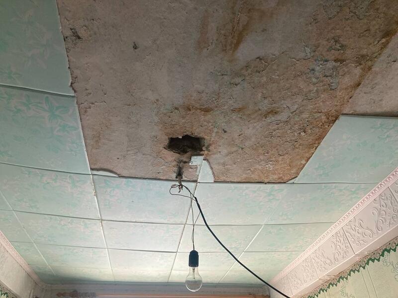 В квартире замерзающего дома в Новокручининском обваливается потолок
