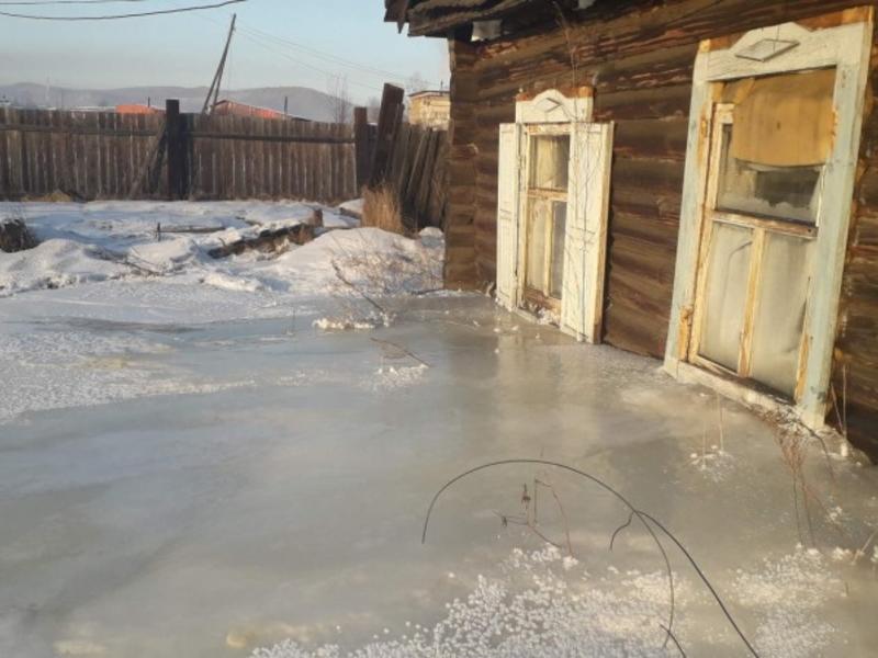 Дом многодетной семьи в Могоче по окна вмёрз в лёд 