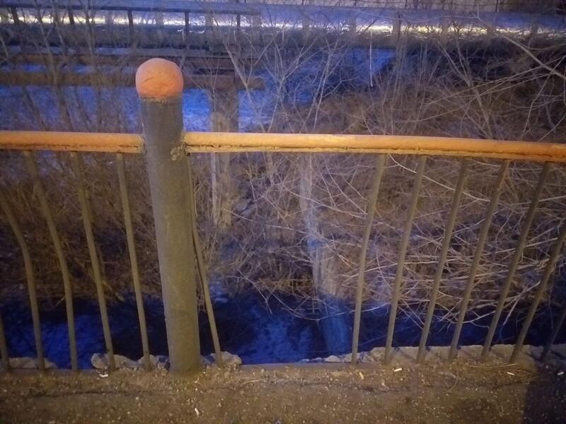 С моста на Ярославского могут упасть дети - очевидец