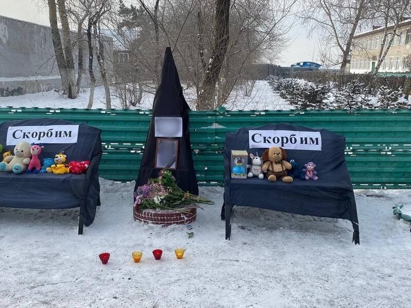 Жители села Домна несут к местной школе цветы и игрушки в память о погибшей девочке