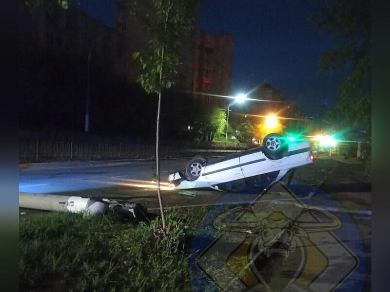 Неизвестный водитель снёс электроопору и перевернулся в центре Чите