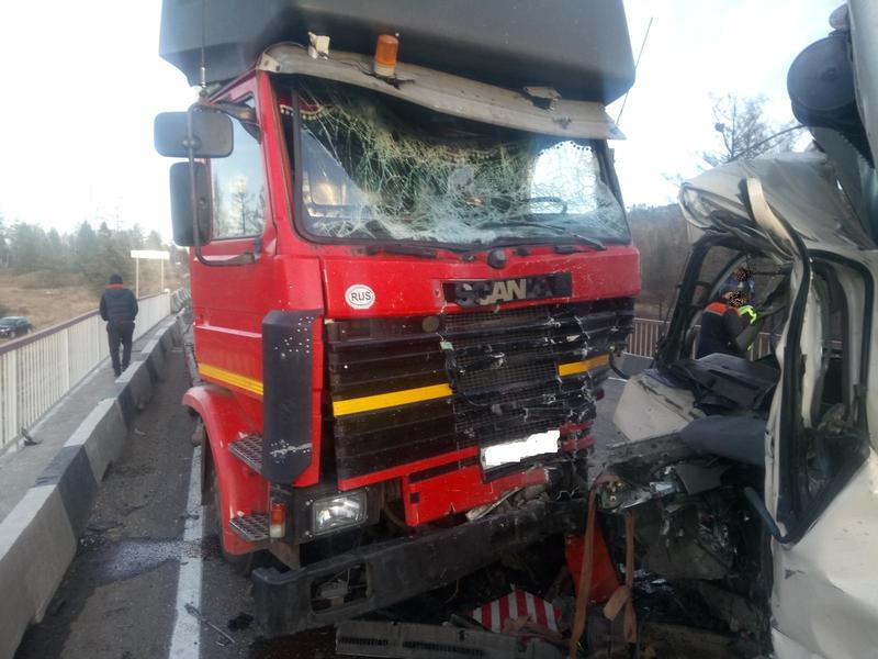 Пассажир минигрузовика погиб в столкновении с фурой в Забайкалье