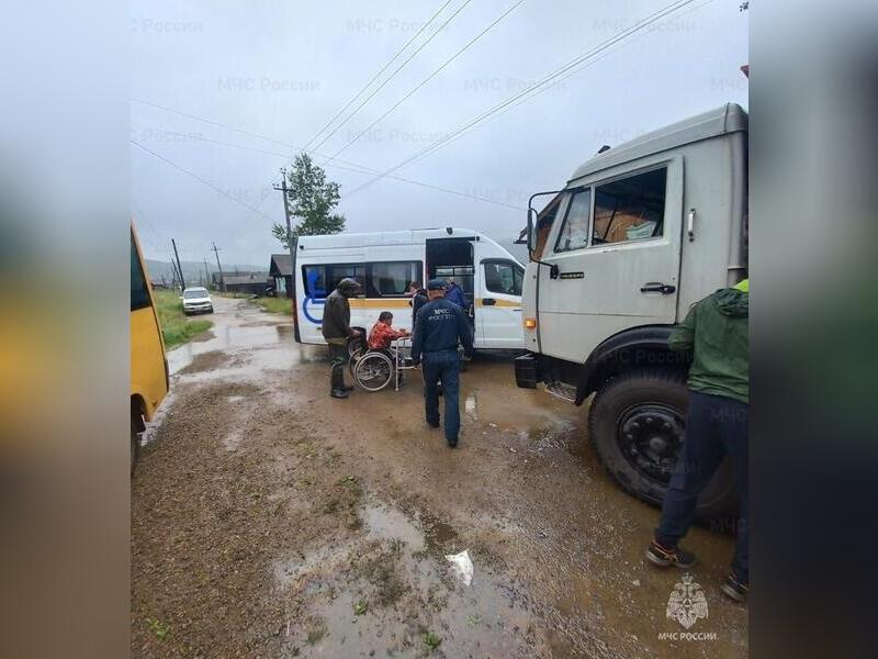 МЧС эвакуирует людей из Петровска-Забайкальского и Орловского