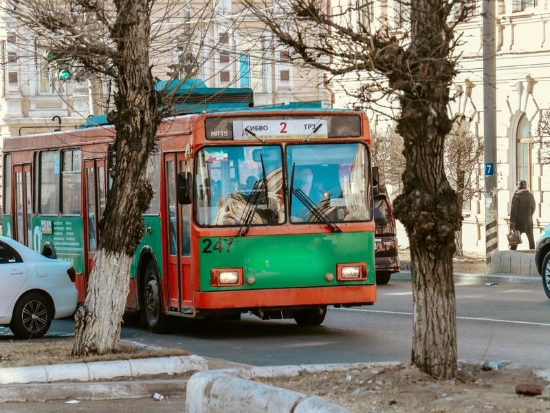 Полицейские проверили троллейбус из-за забытой сумки с личными вещами