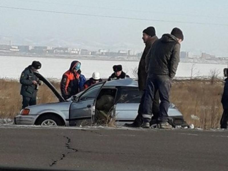 Водитель T-Corsa задел КамАЗ при обгоне и слетел с дороги в Чите