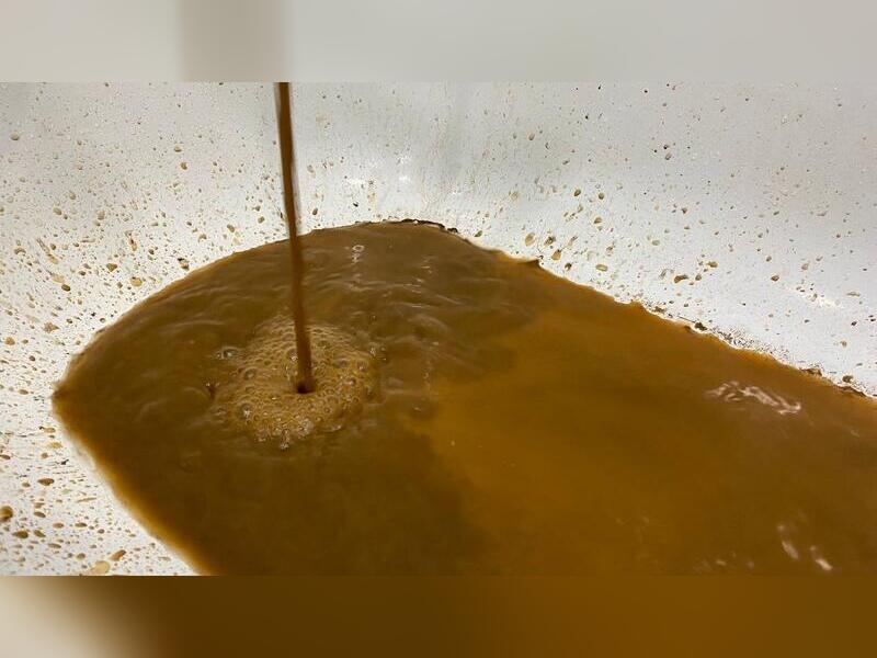 Чёрная вода бежит из кранов в одном из домов Читы