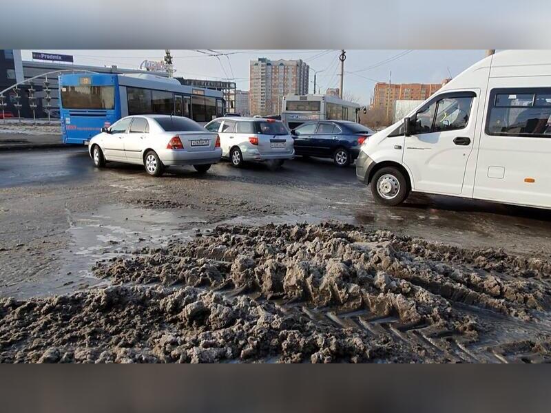 Дорога в центре Читы заплыла грязью - произошло ДТП