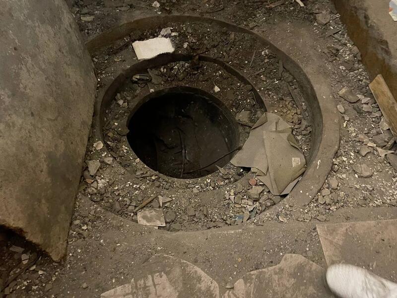 Жители дома в Чите больше месяца дышат канализационными испарениями