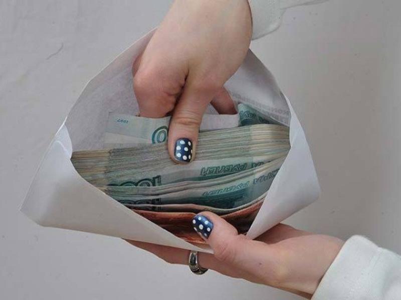 Экс-инспектор налоговой службы в Чите получила взятку деньгами и шампанским – СУ СКР