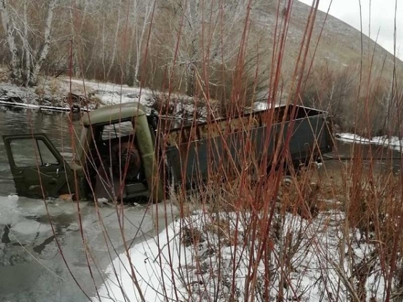 Забайкальские спасатели обнаружили труп в утопленном УАЗе
