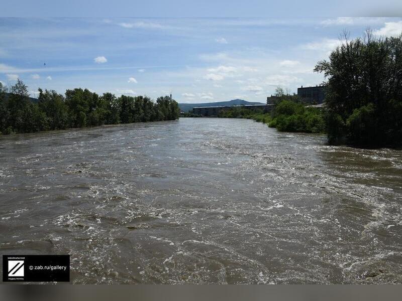 «Река разлилась, вода уже к домам подходит, топит огороды» - жители Сретенского района