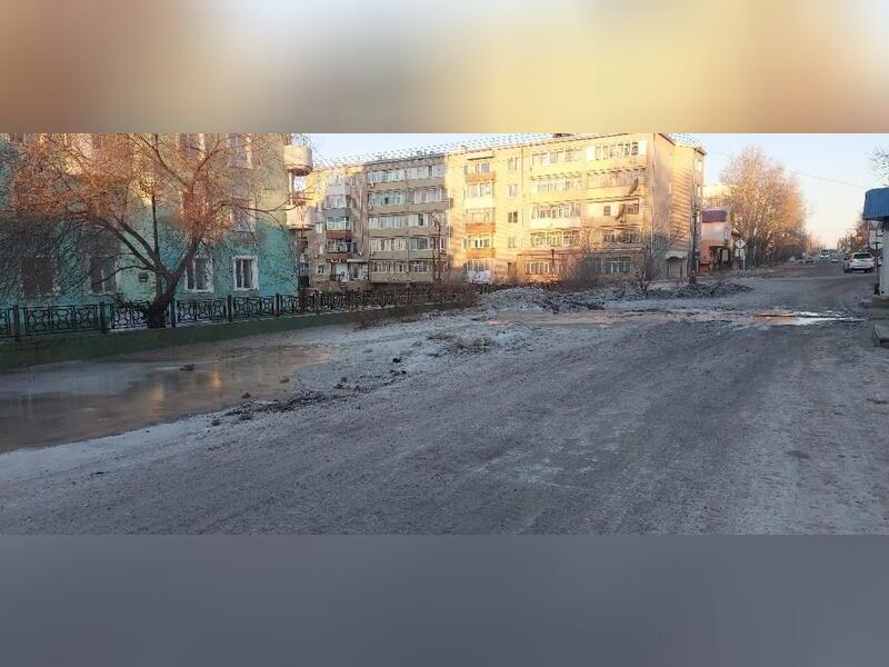 Канализационные воды затопили улицу в Забайкальске