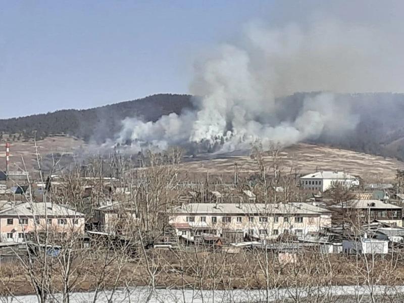 Силы трёх ведомств брошены на тушение пожара на Батарейной сопке в Чите