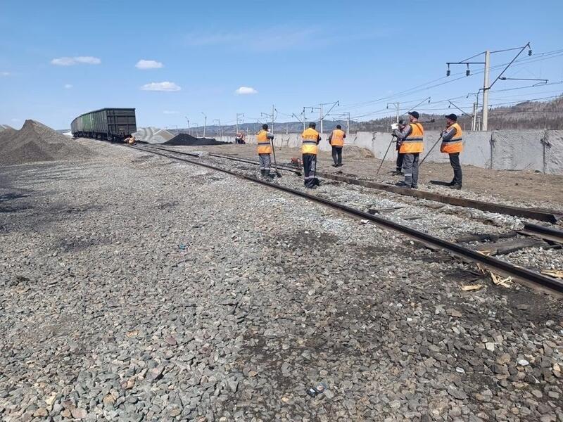 Два груженых щебнем вагона поезда сошли с рельсов в Забайкалье