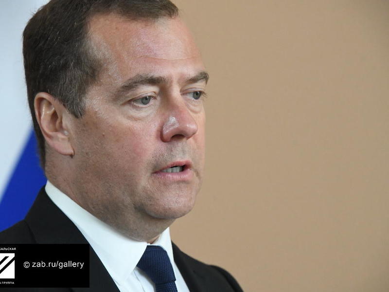 Медведев поручил оказать помощь семьям жертв и пострадавшим в ДТП под Сретенском