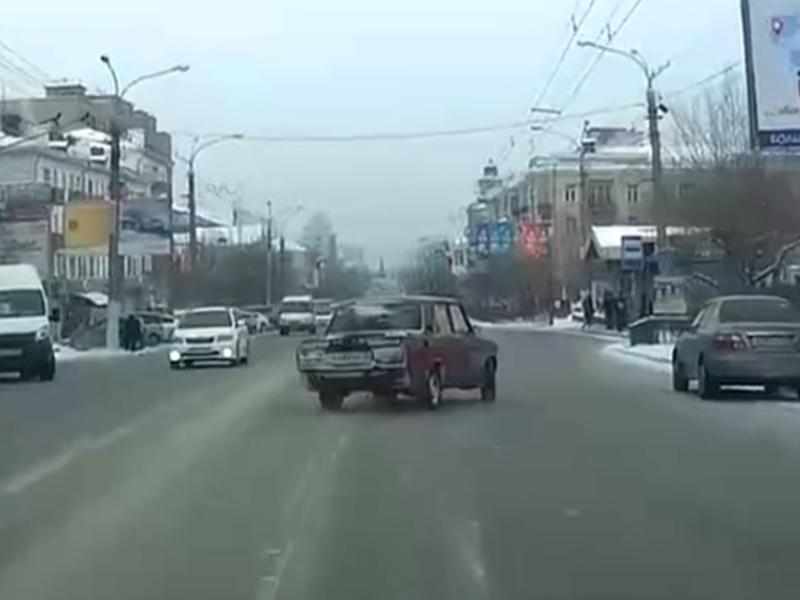 Водитель «Жигулей» устроил опасный дрифт в центре Читы