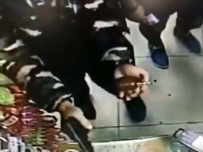 Нападение на гражданина. Задержан грабитель Татуировки. Нападение супермаркета фото.
