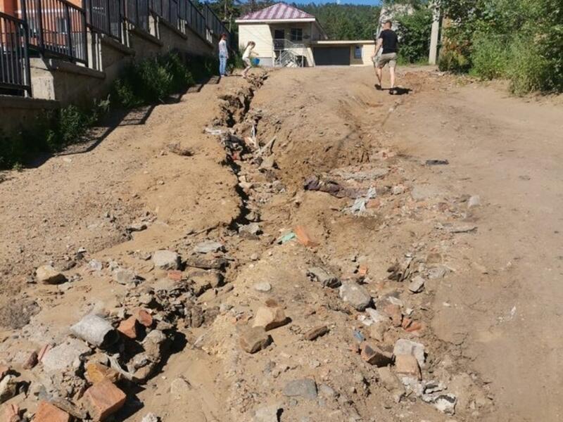 Единственный подъезд к домам по улице Славянская в Чите превращается в полосу препятствий