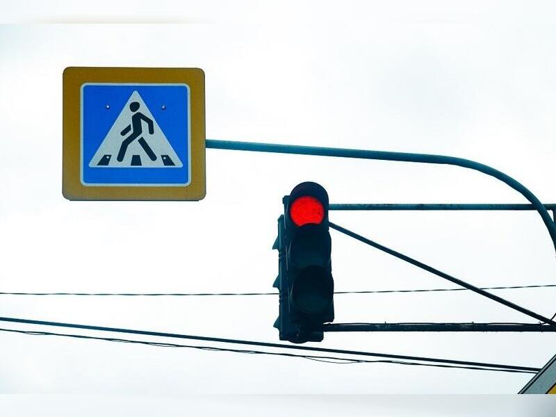 На Карповском тракте в Чите начали устанавливать светофор