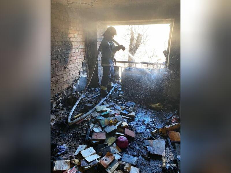 Девять жильцов эвакуировали при пожаре дома в Чите