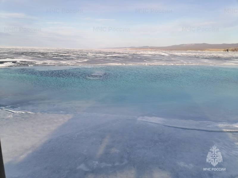 На Байкале под лёд провалился автомобиль Toyota Vitz
