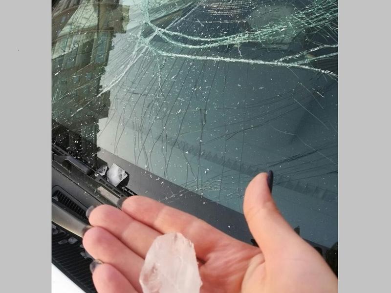 Упавшая с крыши дома наледь в Чите разбила лобовое стекло автомобиля