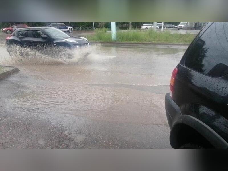 Улица Шилова «поплыла» после небольшого дождя 14 июля