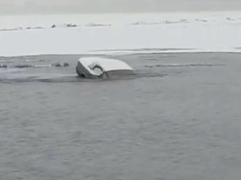 Волга ушла под лёд на озере Кенон в Чите – видео