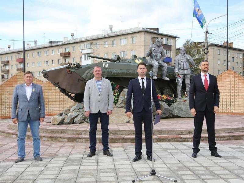 Осипов и Сапожников поздравили десантников с днем ВДВ