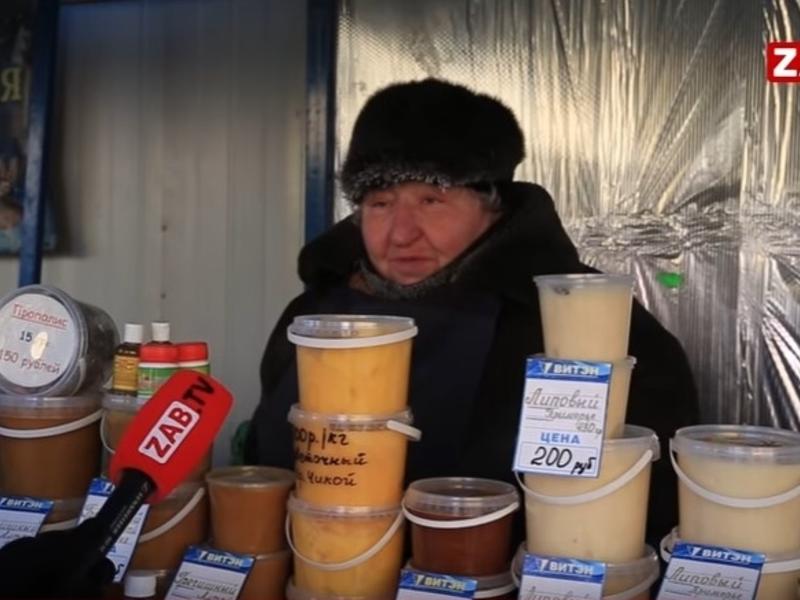 Двойник Анатолия Михалёва торгует на рынке медом и вениками – Заб.ТВ
