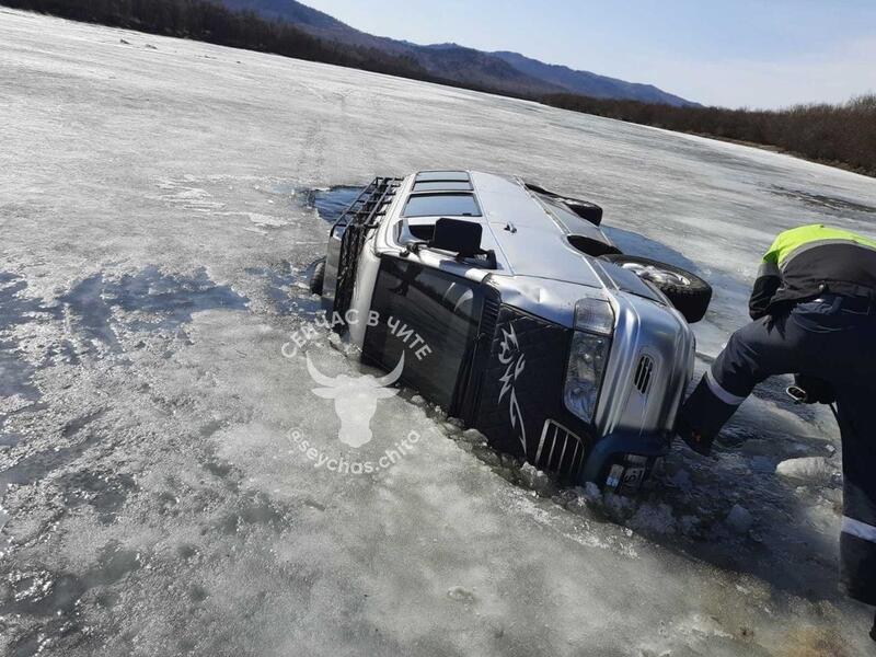 Микроавтобус провалился под лёд на Ингоде