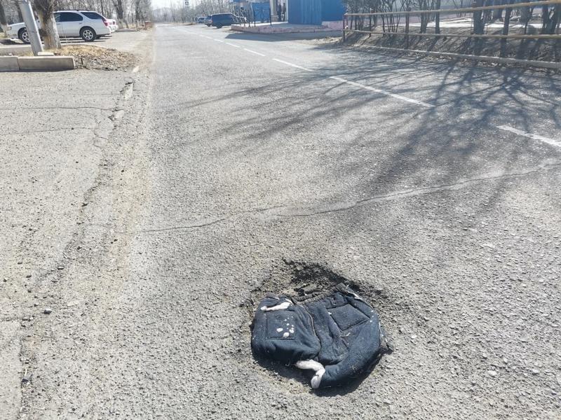 Яму на дороге в Краснокаменске заделали ватными штанами