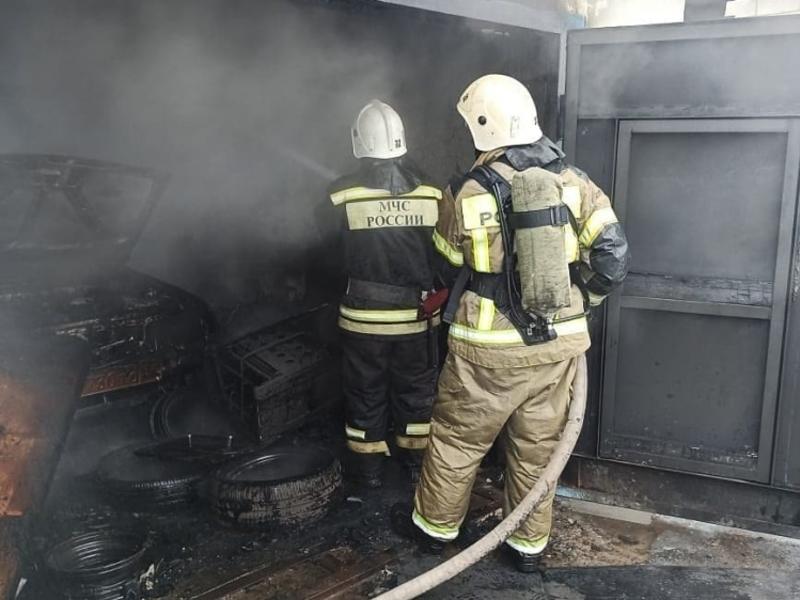 Пожар в городе Петровск-Забайкальский уничтожил автомобиль