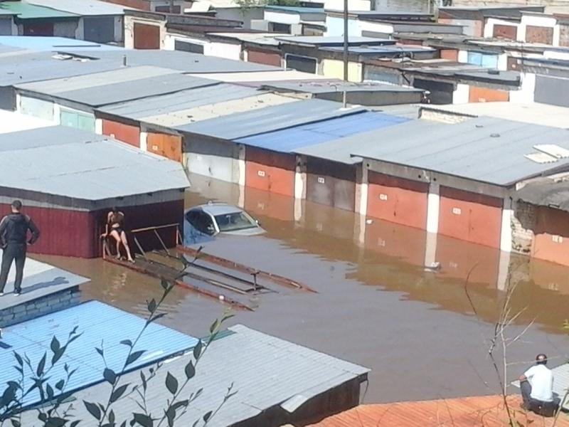 Десятки машин затопило в Чите из-за подъёма воды в реке