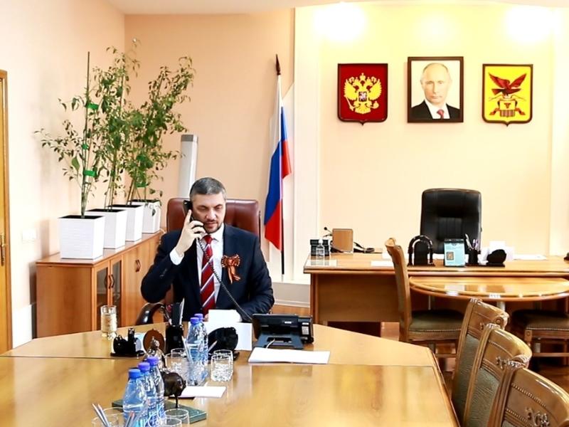 Александр Осипов по телефону поздравил с Днем Победы ветеранов Забайкалья