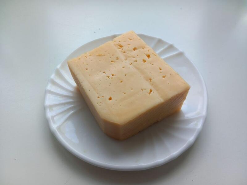 Почти 13 килограммов санкционных сыров изъяли из магазина в Чите