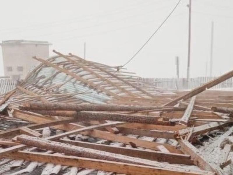 Ветер сорвал крышу краевого училища культуры в Чите