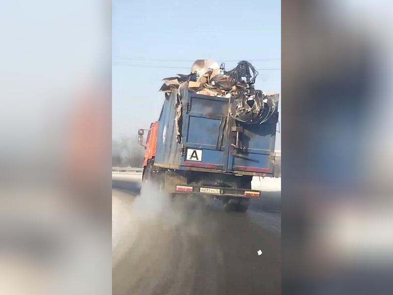 Переполненный мусором грузовик разъезжал по Чите