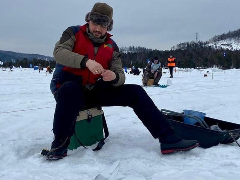 Губернатор и вице-премьеры Забайкалья поехал ловить рыбу на озеро Байкал